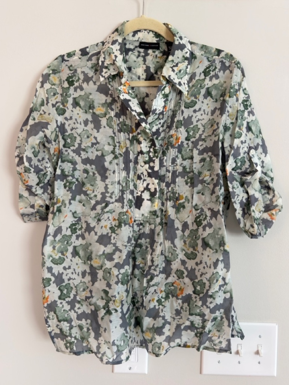 New York & Company Gray Floral Button-Front Men's Shirt with Green Accents